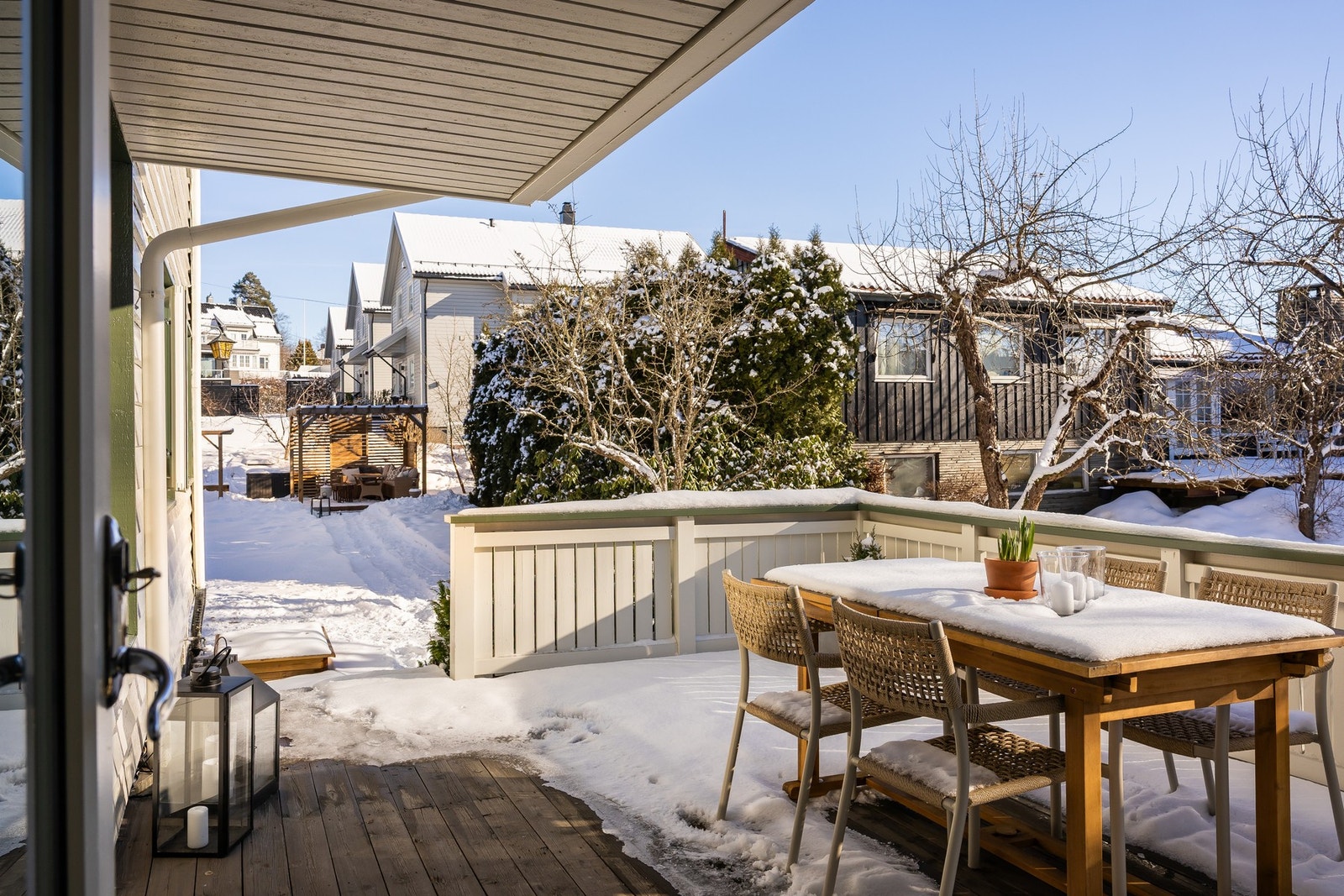 Uteområdene oppleves familievennlige og gir en naturlig forlengelse av boligens oppholdsrom i sommerhalvåret. Galleribilde