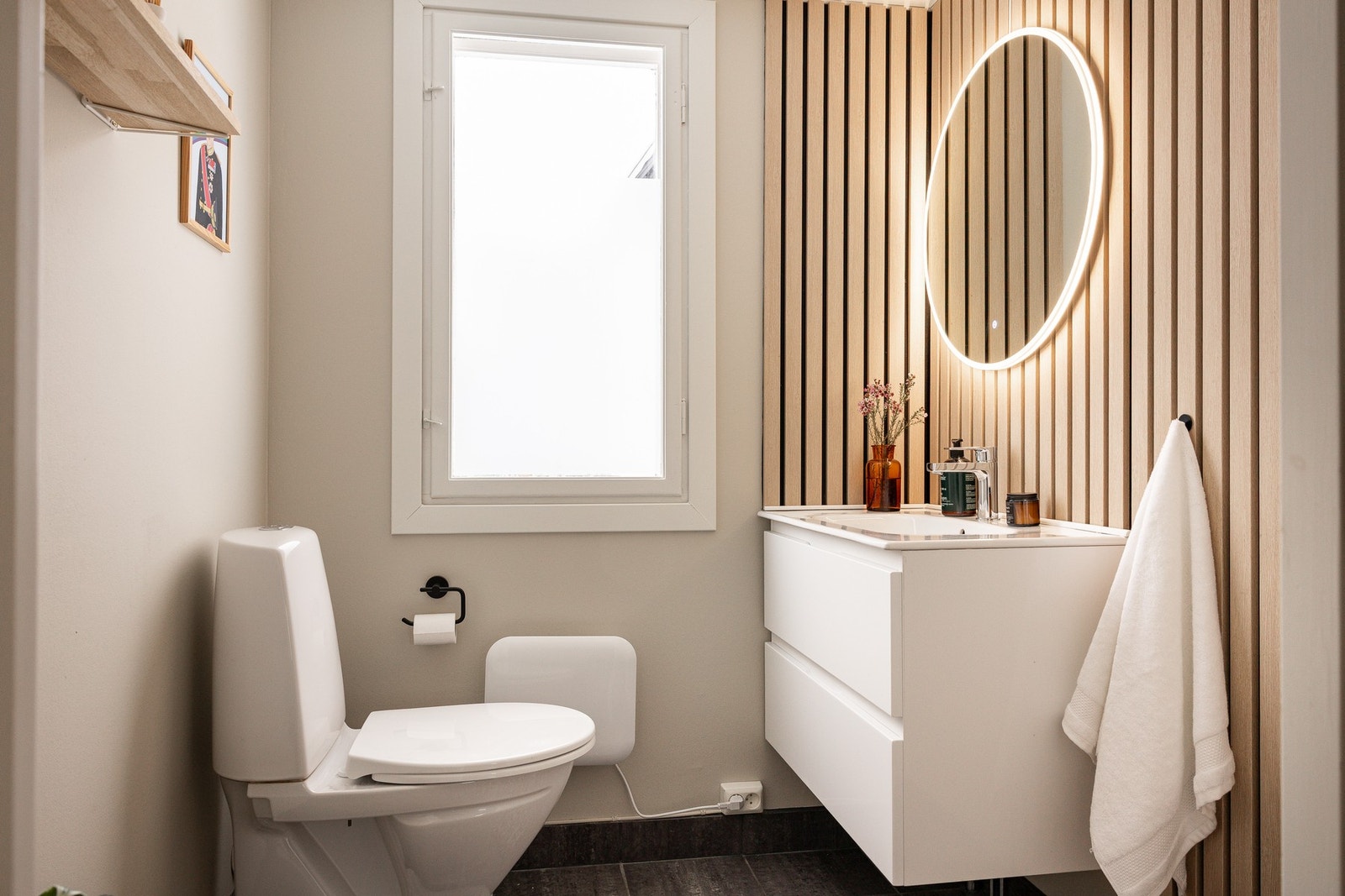 I hovedetasjen ligger det et separat toalettrom som ble oppgradert i 2023 med nye vegg- og himlingsflater samt ny servant. Galleribilde