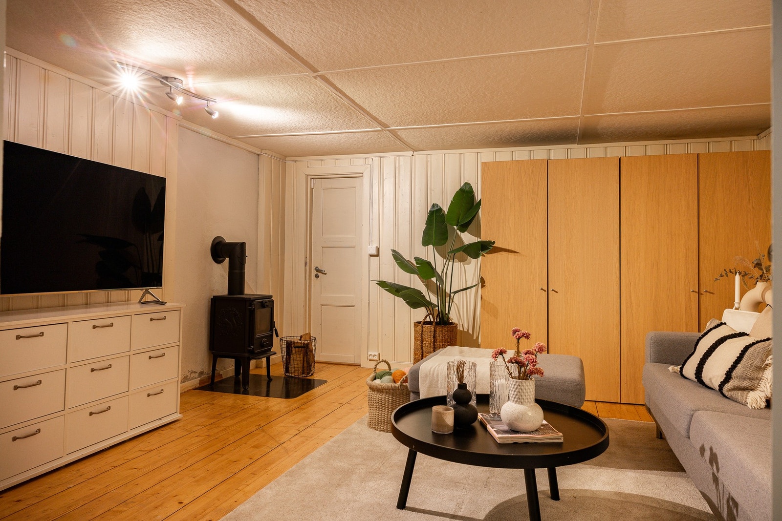 Kjelleretasjen inneholder oppholdsrom, bad samt bodarealer som gir gode lagringsmuligheter. Kjellerstuen er ikke godkjent for varig opphold, men romfordelingen gir likevel fleksible bruksområder, særlig tilpasset for familier som ønsker flere soner enn ku Galleribilde