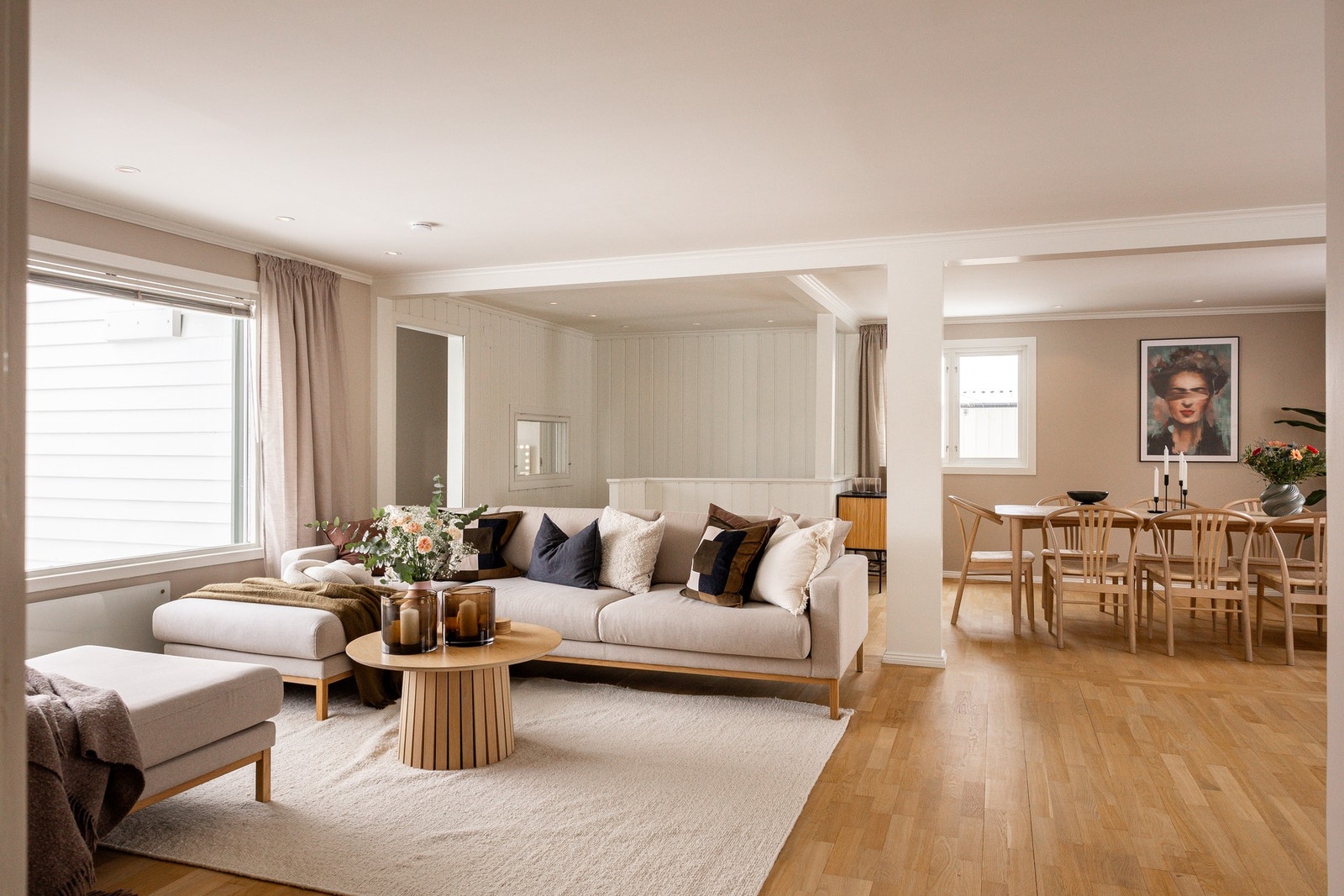 Hovedstuen fremstår lys og innbydende med plass til både sofagruppe og spisebord. Galleribilde