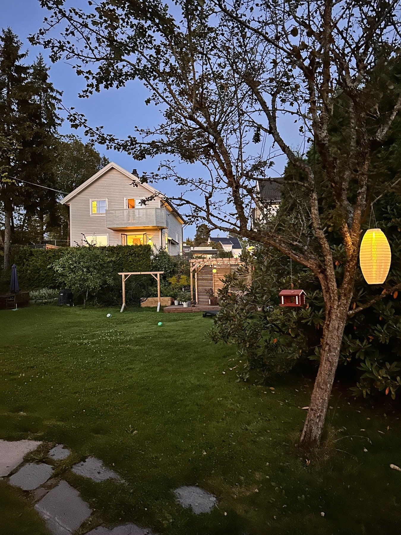 Sommerkveld utvendig. Selgers bilder. Galleribilde