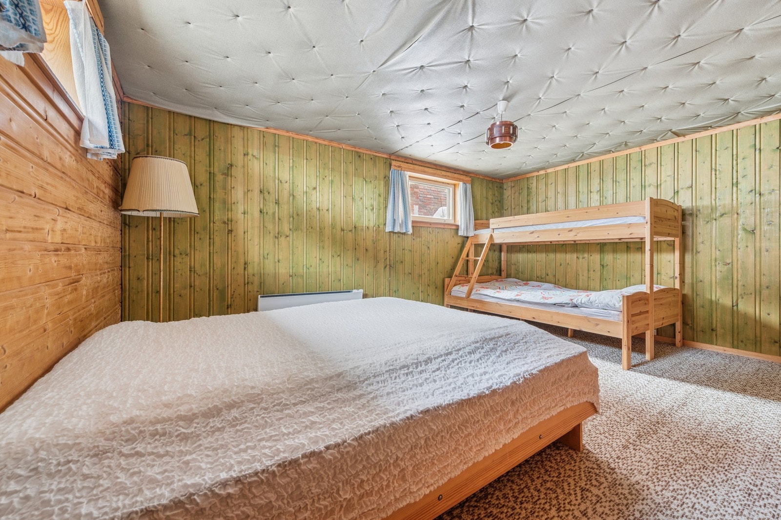 I kjelleretasjen finner du et romslig disponibelt rom som i dag brukes som soverom. Galleribilde