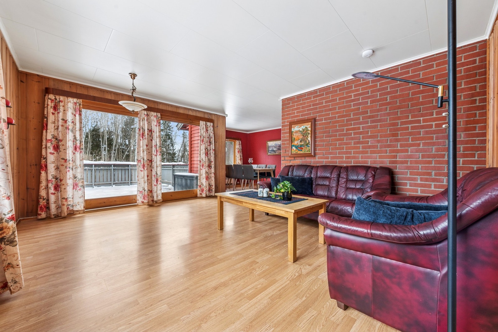 Direkte adkomst til terrasse gjør rommet ideelt for sosialt samvær i sommerhalvåret. Galleribilde