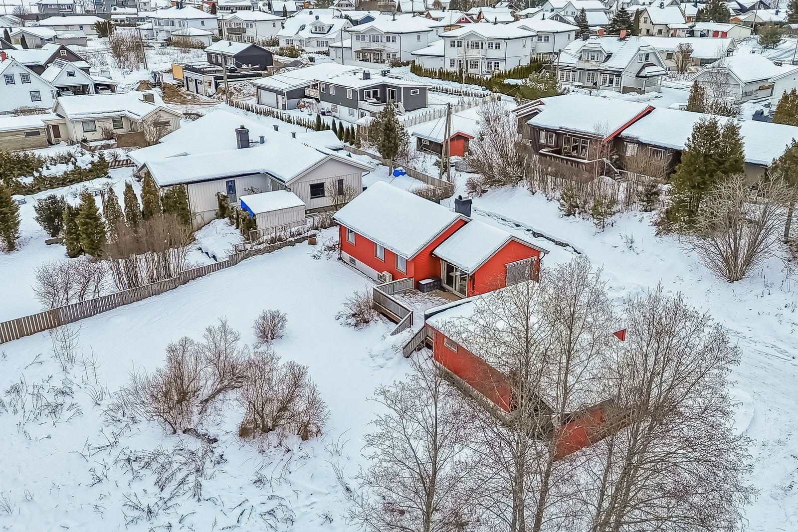 Eiendommen ligger på en romslig tomt med skjermede omgivelser og et etablert boligområde like ved. Galleribilde
