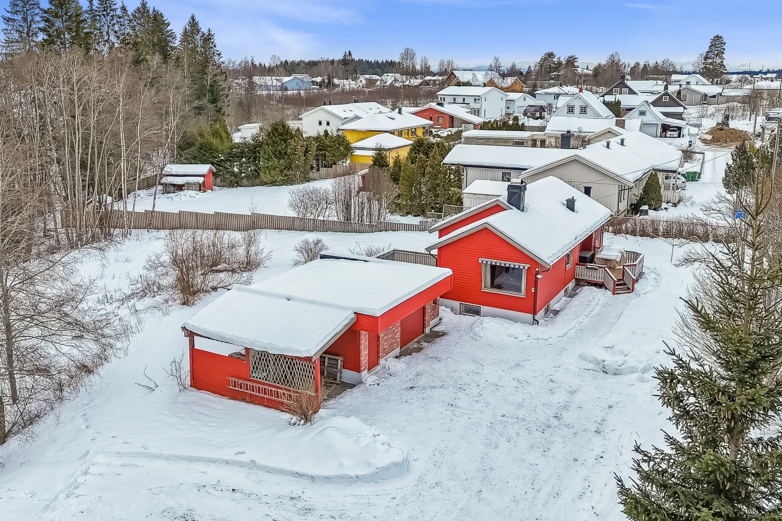 Eiendommen ligger skjermet til, med naturen tett på og gode muligheter for å skape et hyggelig og privat utemiljø. Galleribilde