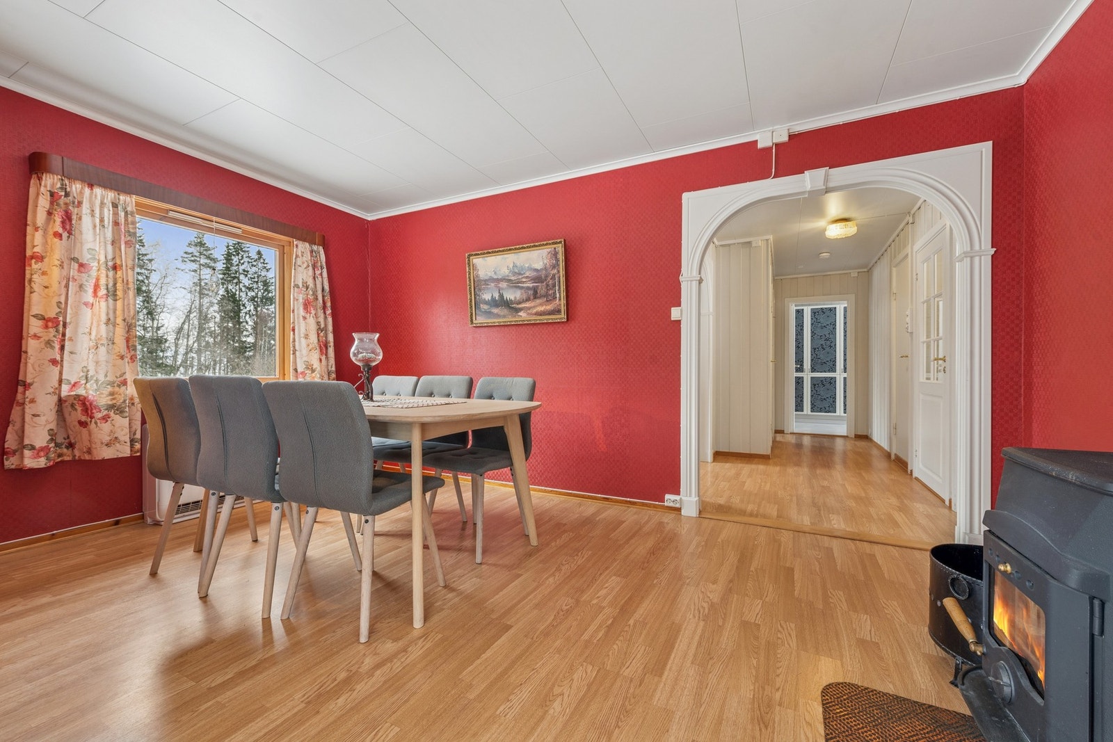 Et naturlig samlingspunkt mellom kjøkken og stue. Galleribilde