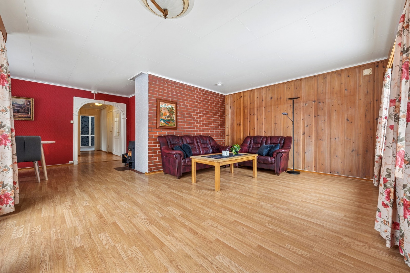 I åpen forbindelse med stuen ligger en romslig spisestue. Galleribilde