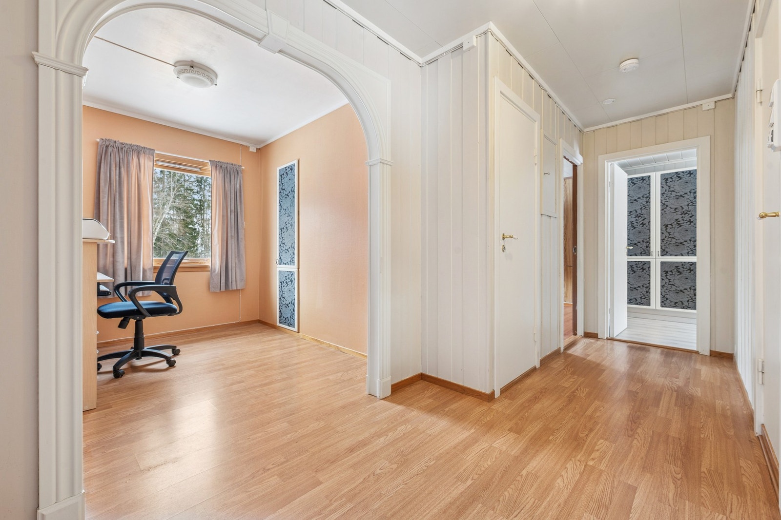 Innbydende entré med gode muligheter for oppheng og oppbevaring. Lyse flater og praktisk planløsning gir et trivelig førsteinntrykk og enkel tilgang til både oppholdsrom og øvrige rom i boligen. Galleribilde