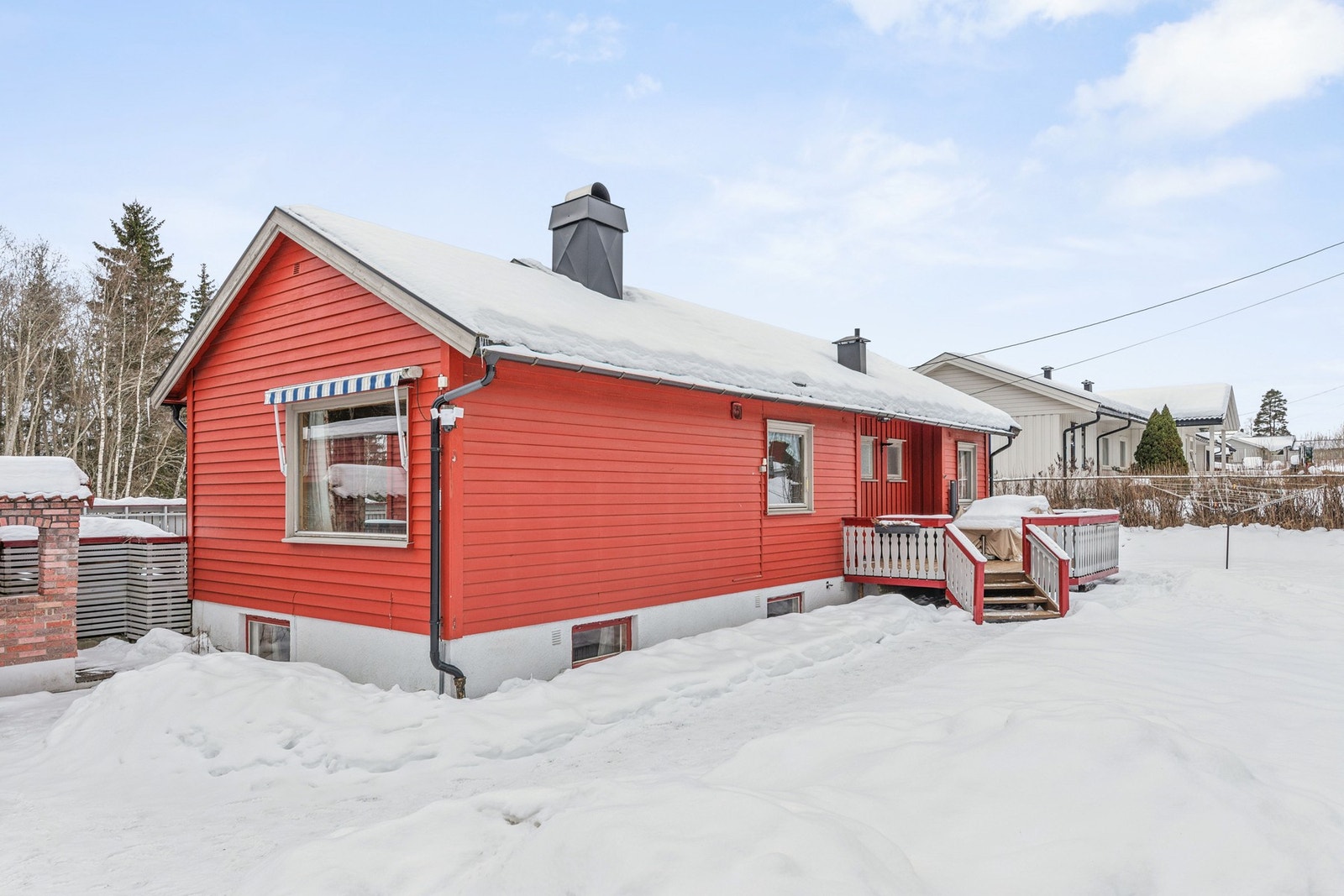 Velholdt enebolig med et klassisk uttrykk og praktiske utearealer rundt huset. Galleribilde