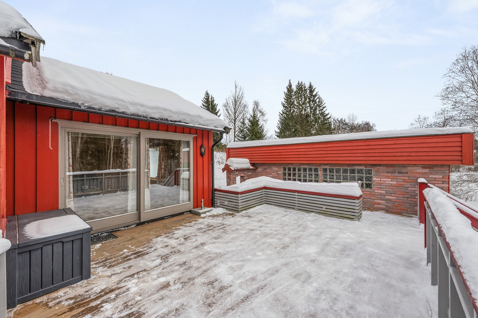 Eiendommen kan by på romslige og svært brukervennlige uteområder. Her finner du flere terrasser med gode solforhold og flott utsyn mot de grønne omgivelsene. Galleribilde