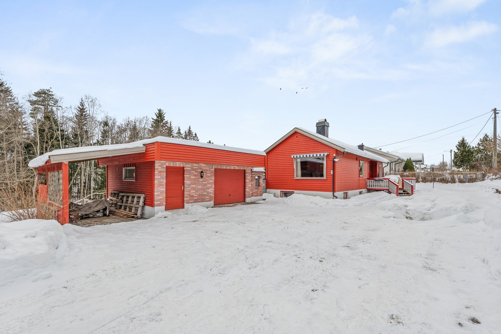 Praktisk eiendom med frittstående garasje og tilhørende carport, samt god plass til parkering på egen tomt. Galleribilde