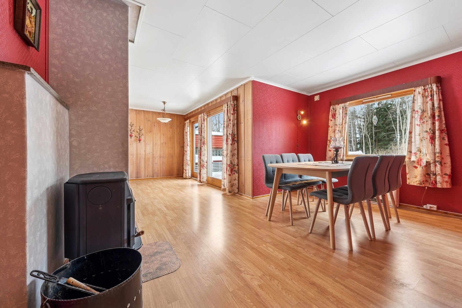 Store vindusflater og naturlig lys fremhever romfølelsen, og det er rikelig med plass til langbord for store og små anledninger. Galleribilde