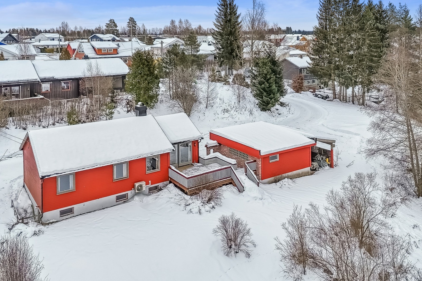 Tomten er stor og variert, med åpne plenarealer som egner seg godt til lek, hageaktiviteter eller avslapning. Den singlete gårdsplassen gir god plass til parkering, og den frittstående garasjen med tilhørende carport gjør det enkelt å holde biler og utsty Galleribilde
