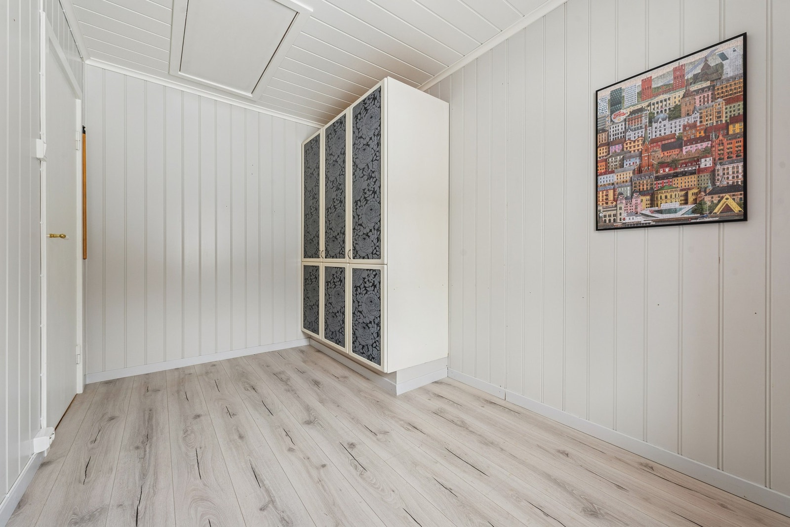 Rommene har plass til både seng og garderobeløsninger. Galleribilde