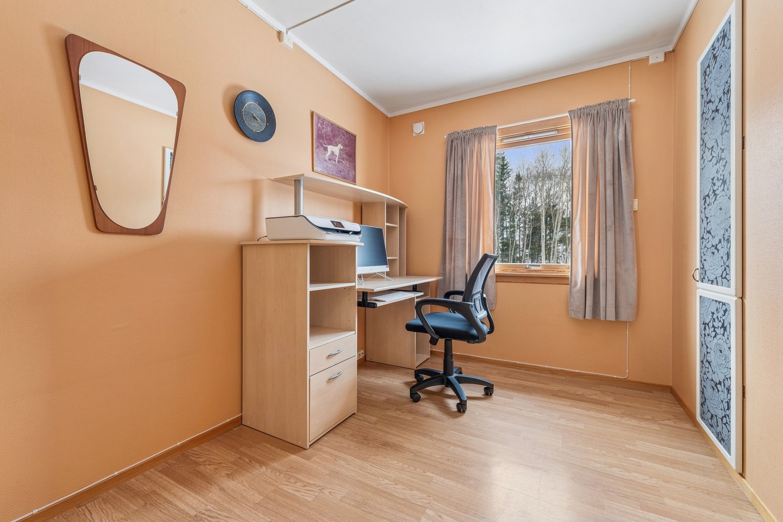 Rommet byr på gode lysforhold og har god plass til både skrivepult og oppbevaring. Åpningen mot gang og stue gir rommet en åpen og behagelig atmosfære. Galleribilde