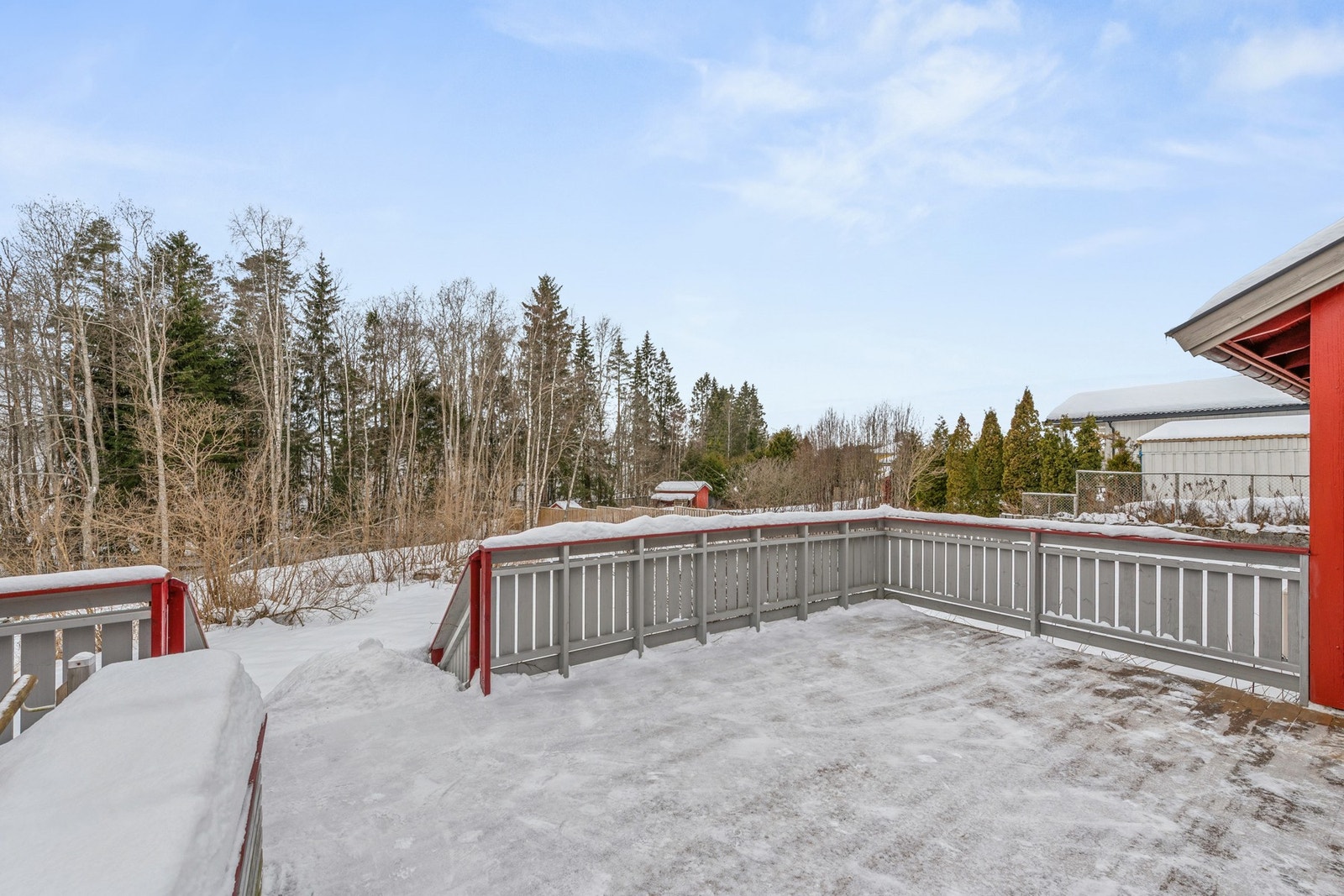 Terrassene gir rikelig med plass til både utemøbler, grill og soner for avkobling eller sosiale sammenkomster, perfekt for å nyte lange sommerdager. Galleribilde