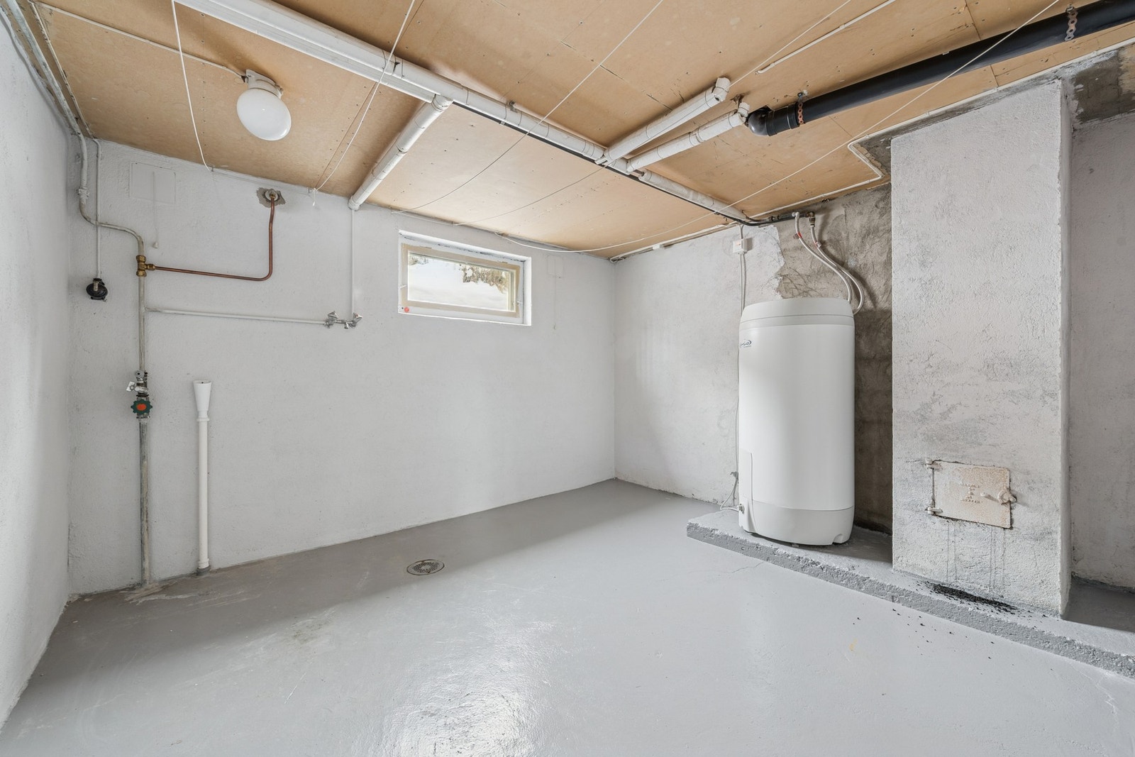 Praktisk vaskekjeller med god plass til vaskemaskin og oppbevaring. Et funksjonelt rom som egner seg godt til daglige gjøremål og ekstra lagring. Galleribilde