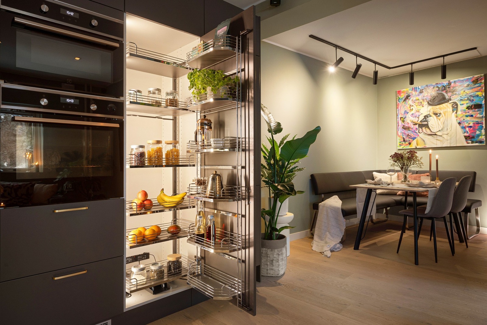 Boligen ble omfattende oppusset i 2020, med delikate overflater og gjennomførte materialvalg som gir et moderne og tidløst preg. Galleribilde