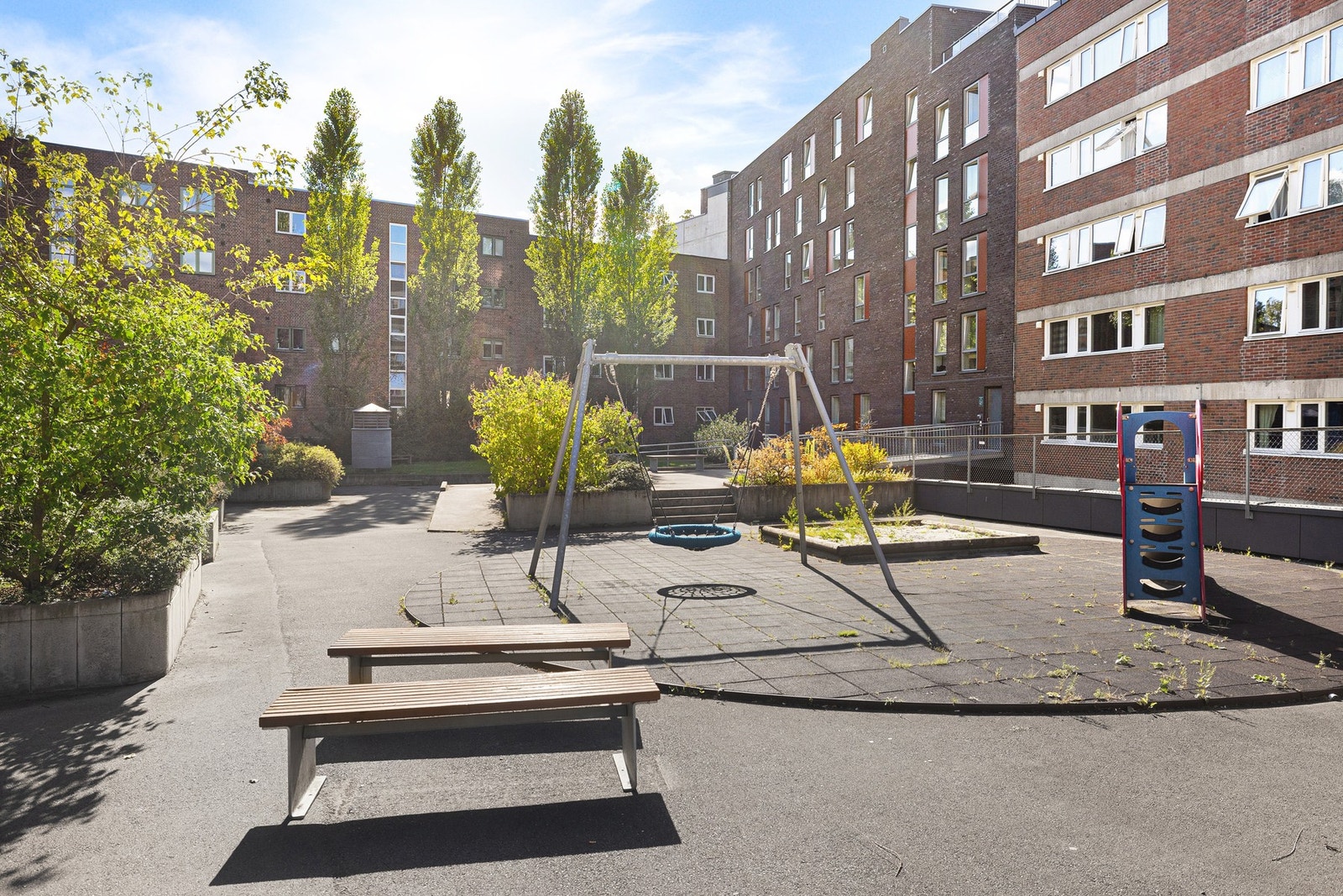 Tomten er opparbeidet med blant annet gressplen, prydbusker, trær og diverse beplantning samt asfalterte internveier. Galleribilde