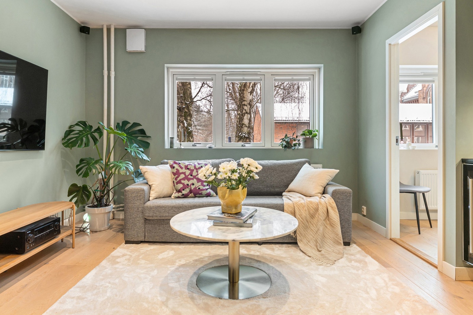 Leiligheten ligger i en høy 1.etasje med grønt utsyn og minimalt med innsyn. Galleribilde