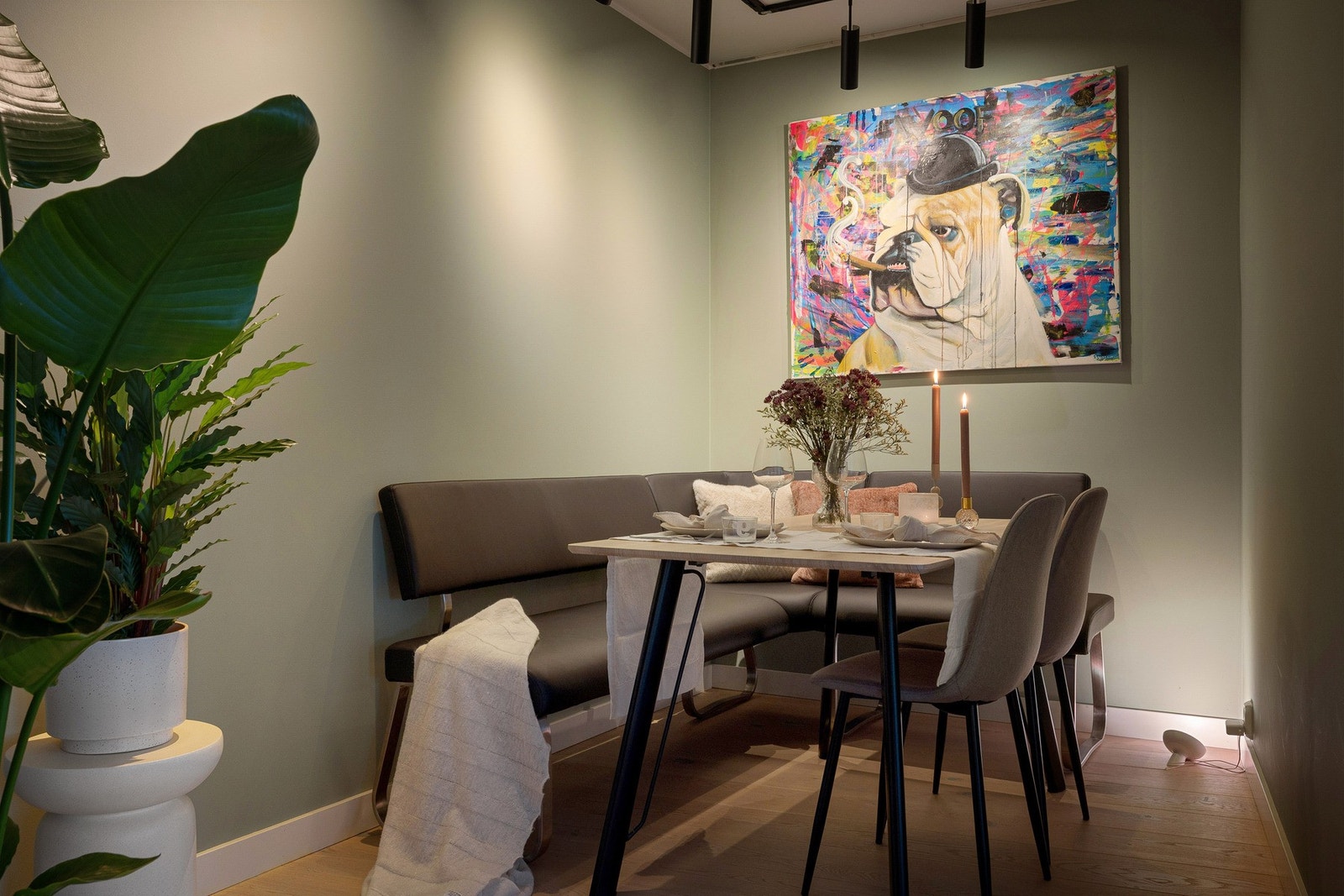 Spisestuen har dobbel vegg mot nabo, som gir god lydisolering. I tillegg er det montert treplater bak gipsveggen, som gjør det enkelt å feste tyngre innredning. Galleribilde