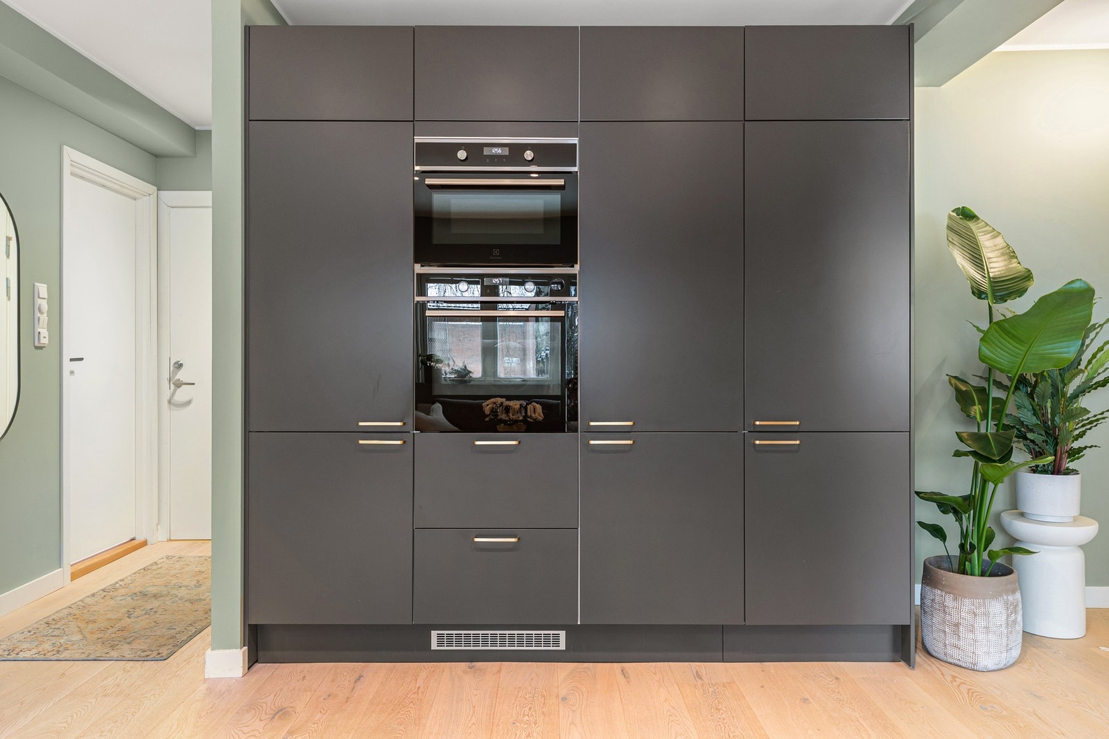 Det er hvit stamme på alle kjøkkenskap, slik at de fleste kjøkkenfronter fra Epoq vil kunne passe. Man kan gjøre en enkel "make-over" av kjøkkenet etter ønske. Galleribilde