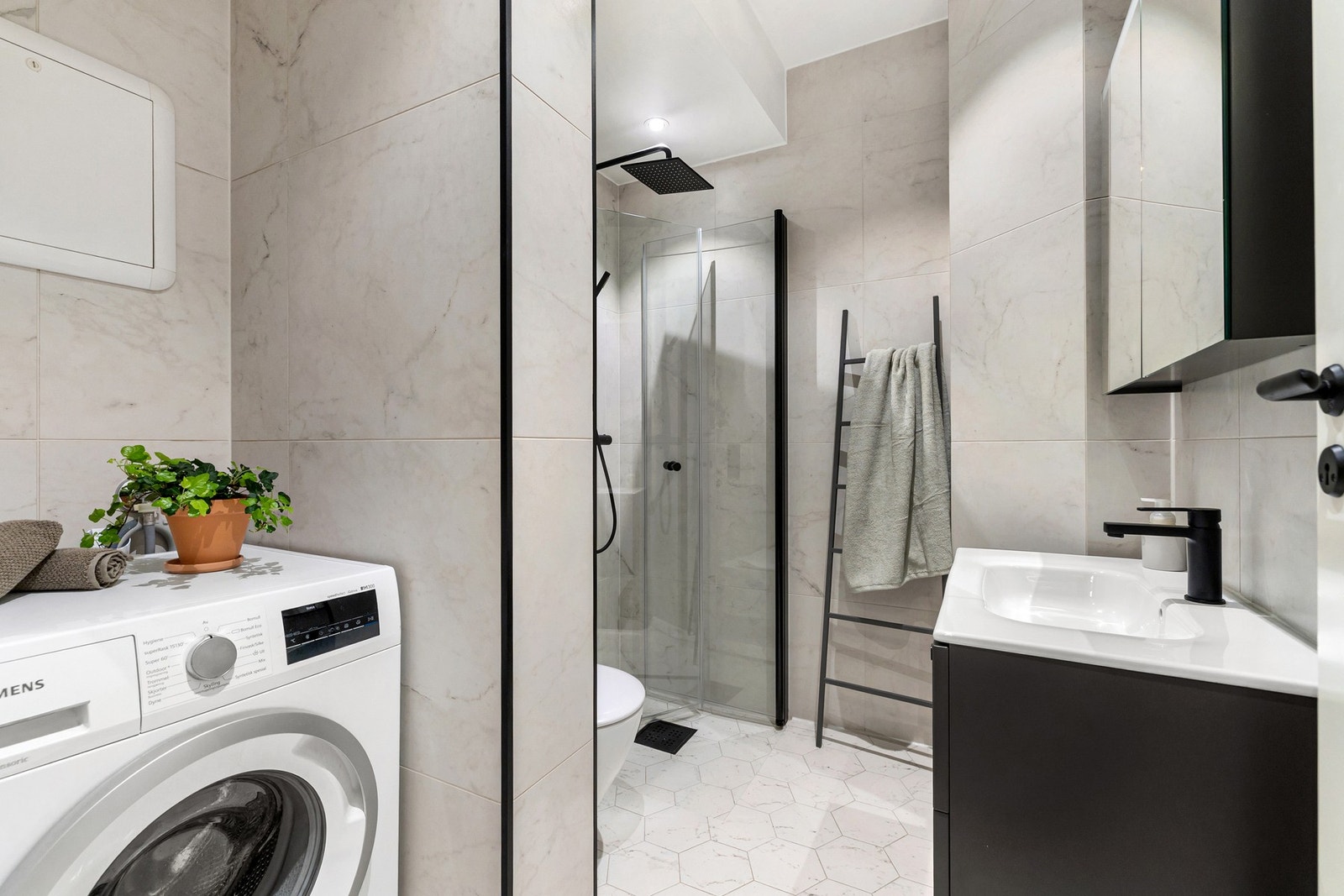 Lekkert og moderne baderom fra 2020, utført med eksklusive, storformat fliser som gir et elegant og tidløst uttrykk. Flislagt gulv med gulvvarme. Galleribilde