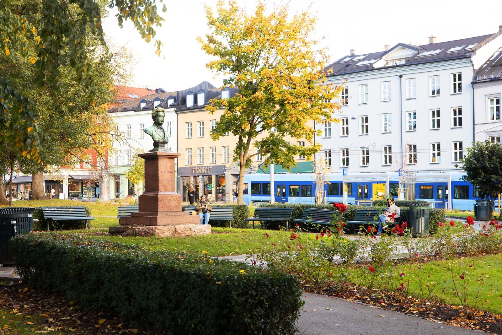 Bredt tilbud av offentlig kommunikasjon i umiddelbar nærhet. Trikken går på dagtid hvert 3. - 4. minutt mot sentrum og Storo. Galleribilde