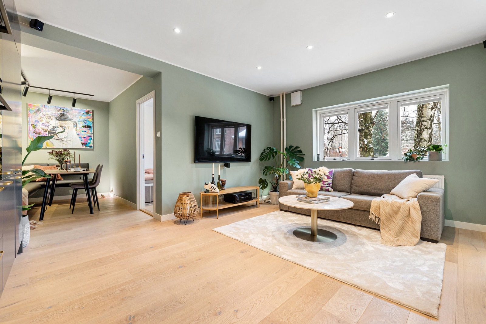 Stuen fremstår som et romslig og trivelig oppholdsrom med svært gode møbleringsmuligheter. Galleribilde