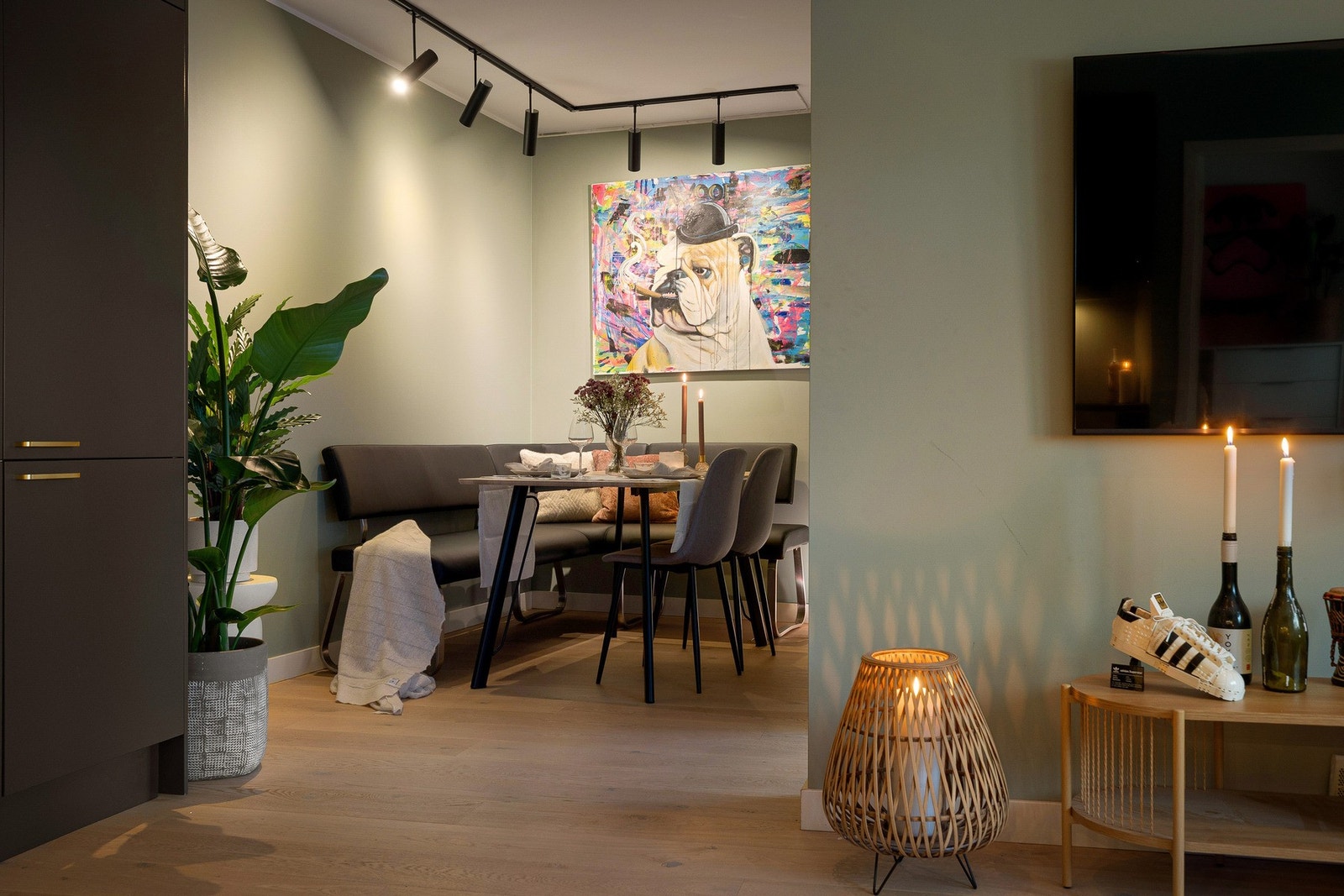 Den funksjonelle planløsningen gjør stuen til et naturlig samlingspunkt med sømløs overgang til resten av leiligheten. Galleribilde