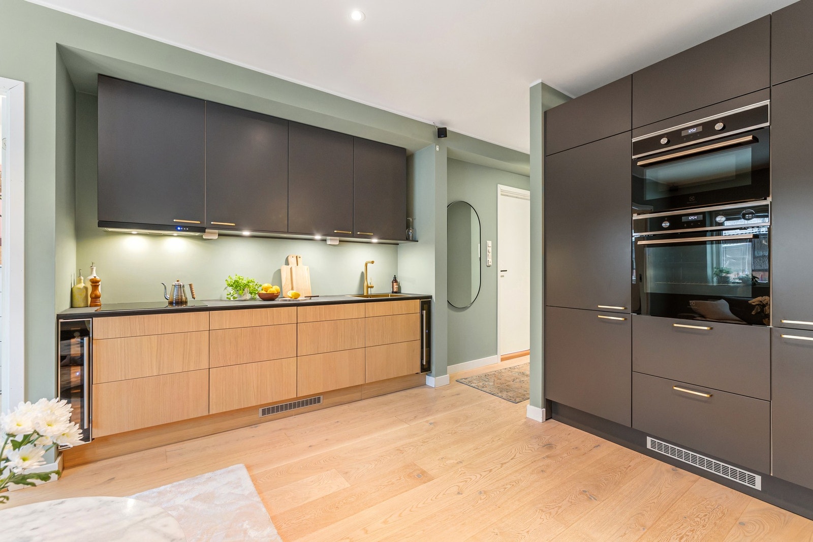 Et lekkert og moderne Epoq-kjøkken fra 2020, utformet med fokus på både estetikk og funksjonalitet. Leveres med to stekeovner (én kombinert mikro), integrert kjøl/frys og oppvaskmaskin. Galleribilde