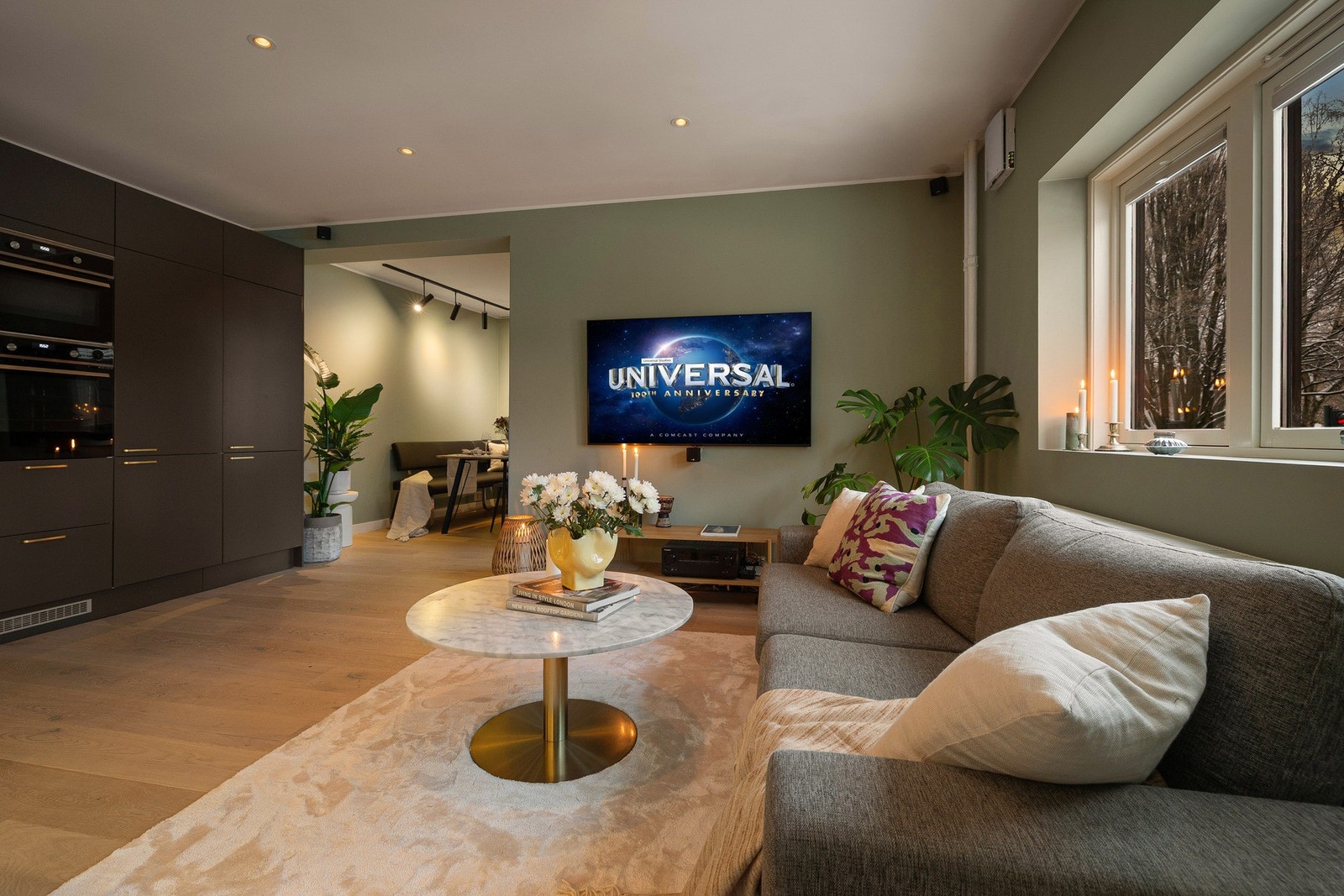 Planløsningen legger naturlig til rette for to tydelige soner, med god plass til både sofagruppe og spiseplass. Galleribilde