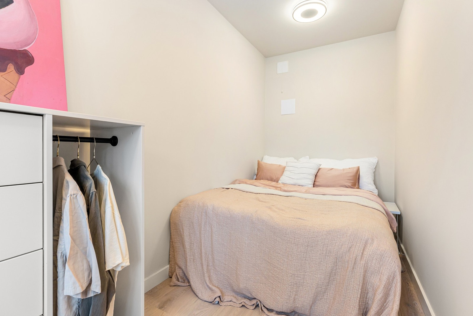 Dette gjør at leiligheten passer perfekt for et par, to venner som vil bo sammen, eller én person som ønsker et romslig hjemmekontor. Galleribilde