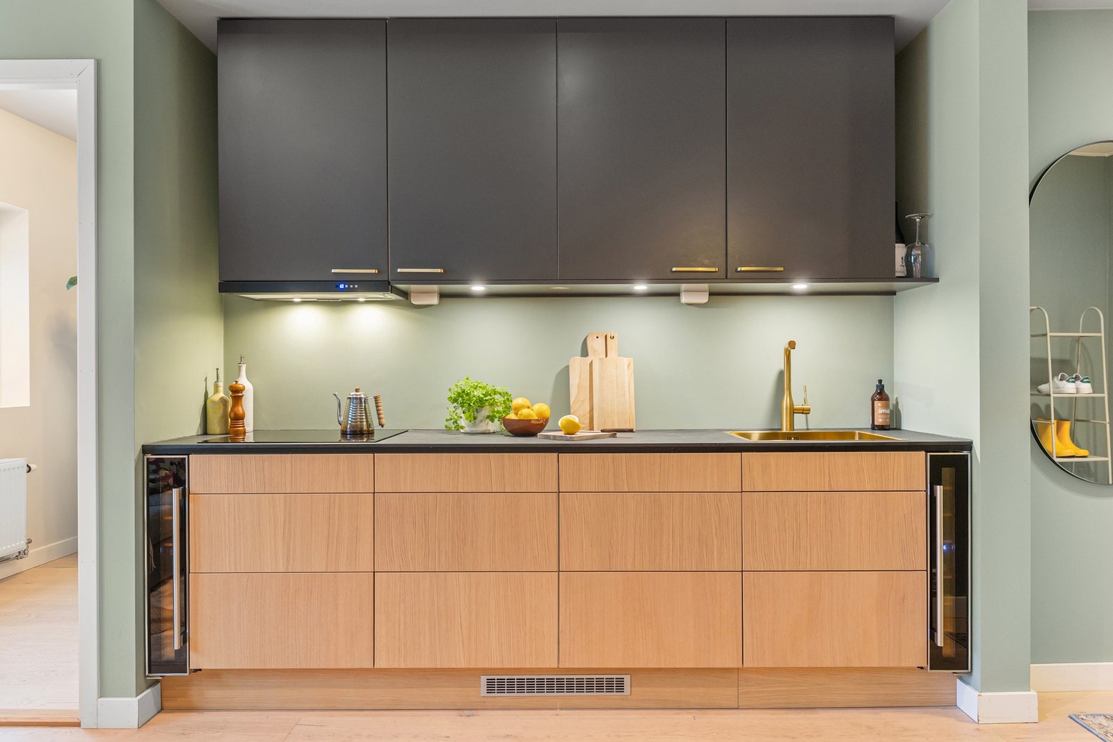 Kjøkkeninnredningen har glatte, moderne fronter og byr på rikelig med skap- og benkeplass. Galleribilde