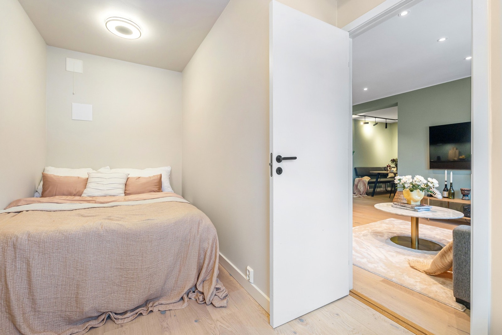 Rommet oppleves rolig og funksjonelt, med gode muligheter for møblering. Galleribilde