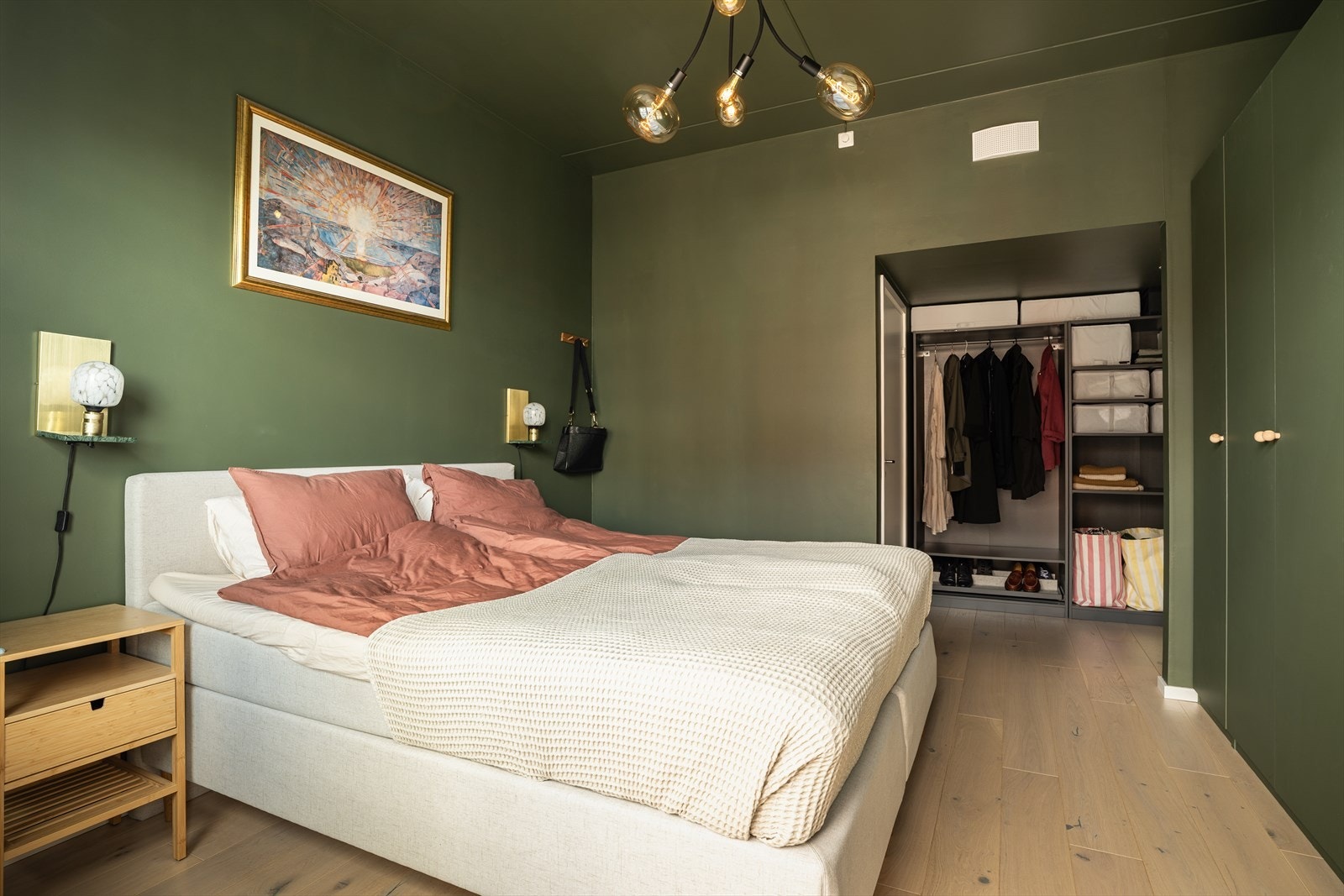 Videre har rommet ekstra oppbevaringsplass i egen nisje. Galleribilde