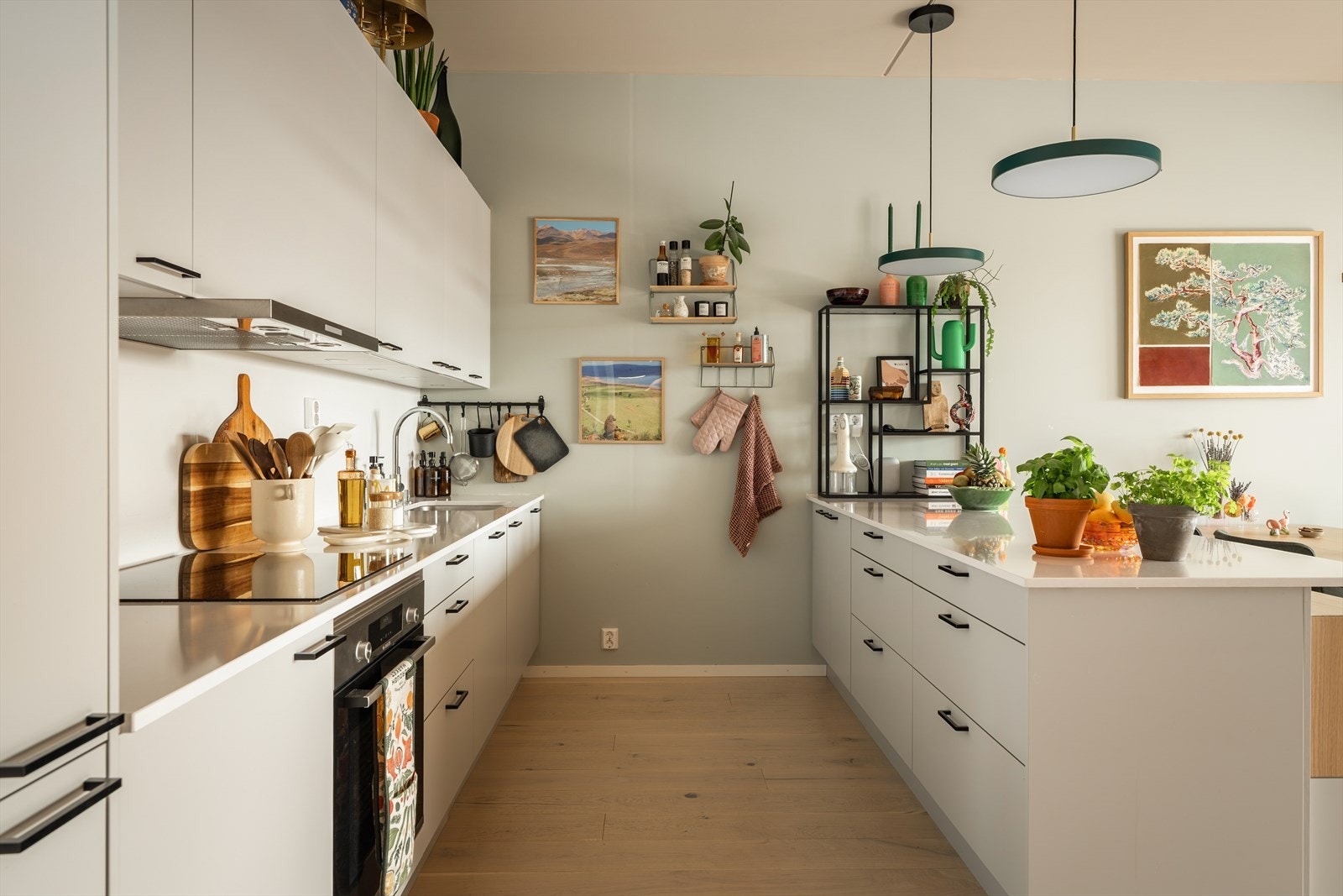 Enkel hverdag med integrerte hvitevarer, som også tilfører kjøkkenet et stilrent uttrykk. Galleribilde