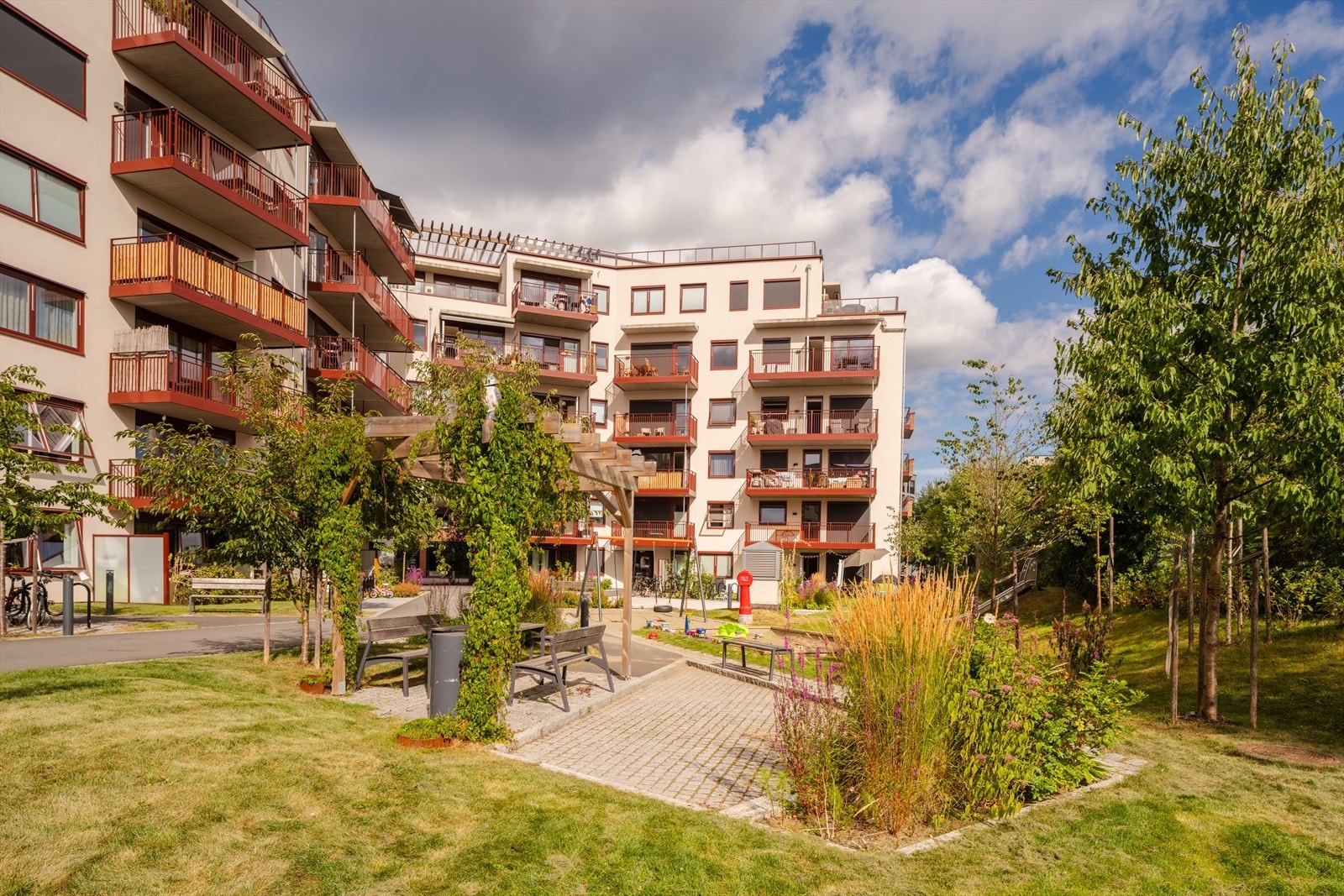 Her bor dere moderne og behagelig i et nyere og lettstelt hjem. Galleribilde