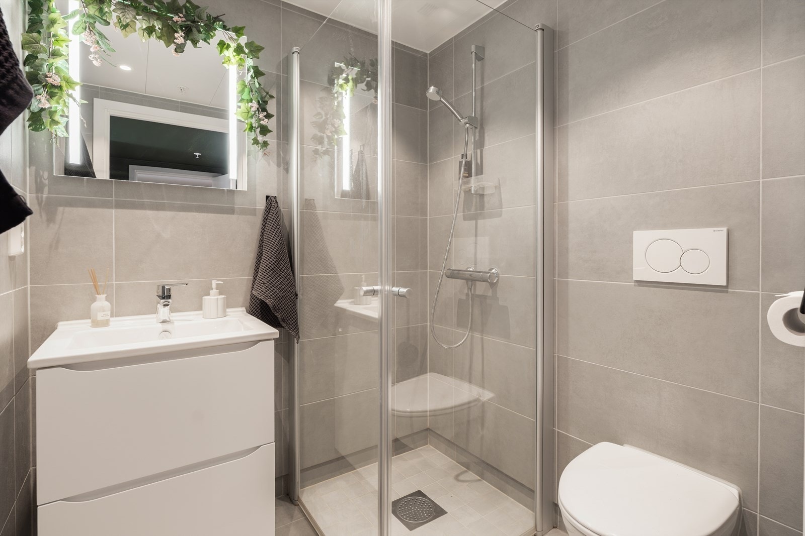 Alt man trenger for en god start på dagen! Det er selvsagt varme i baderomsgulvet. Galleribilde