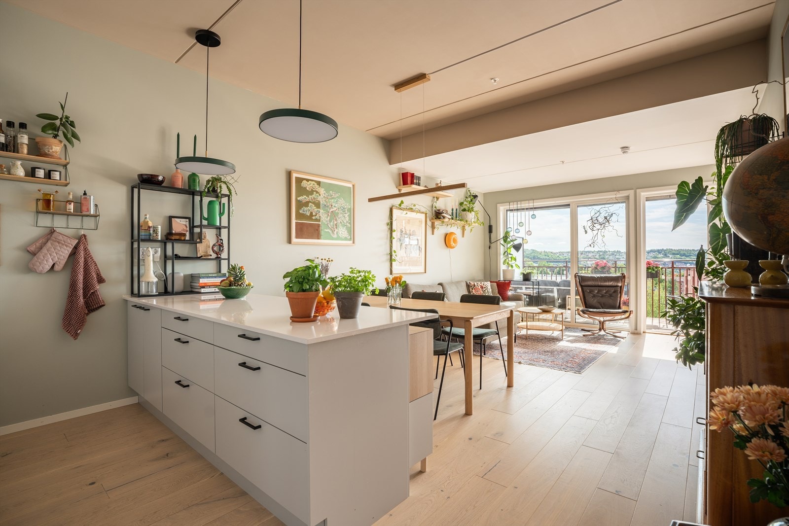 Rommet har vannbåren gulvvarme, noe som gir økt komfort og deilig temperatur. Galleribilde