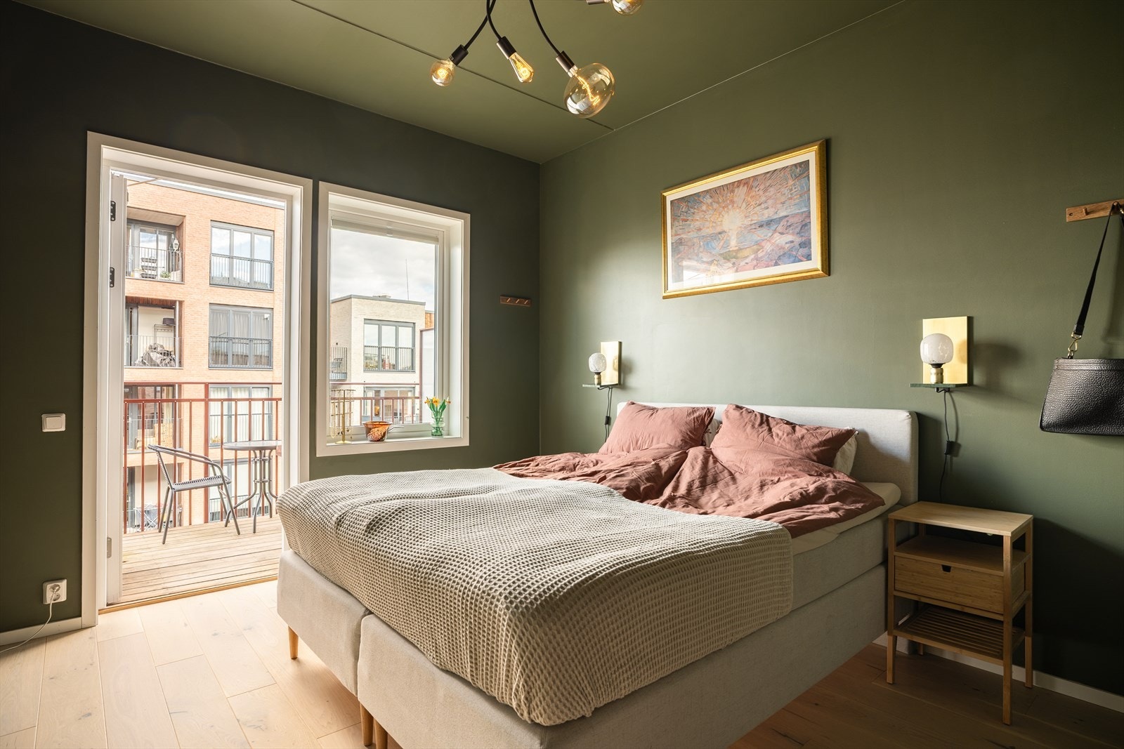 Innbydende og dempet hovedsoverom med god plass til en stor dobbeltseng med nattbord på sidene. Galleribilde