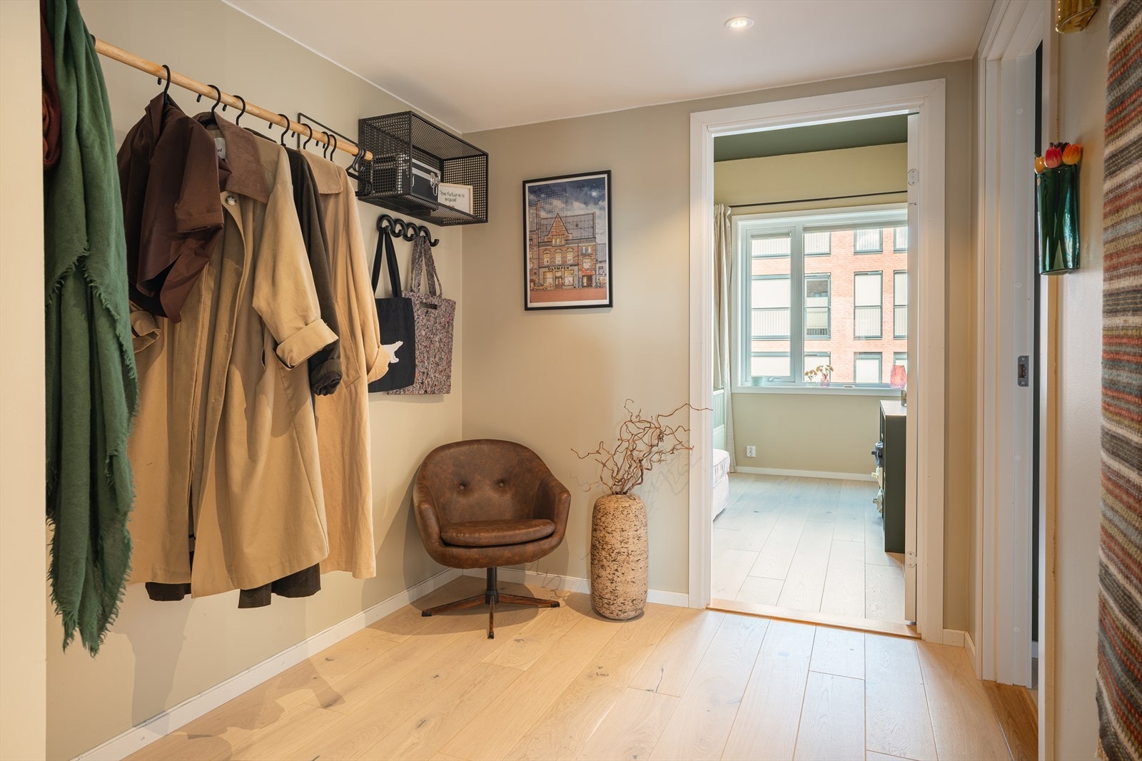 Leiligheten har totalt tre soverom, noe som gjør dette til et meget fleksibelt hjem. Galleribilde