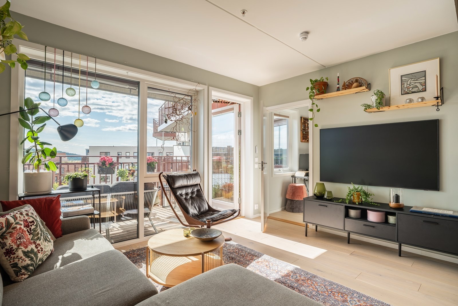 Planløsningen er god med naturlig soneinndeling og plass til en romslig sofagruppe. Galleribilde