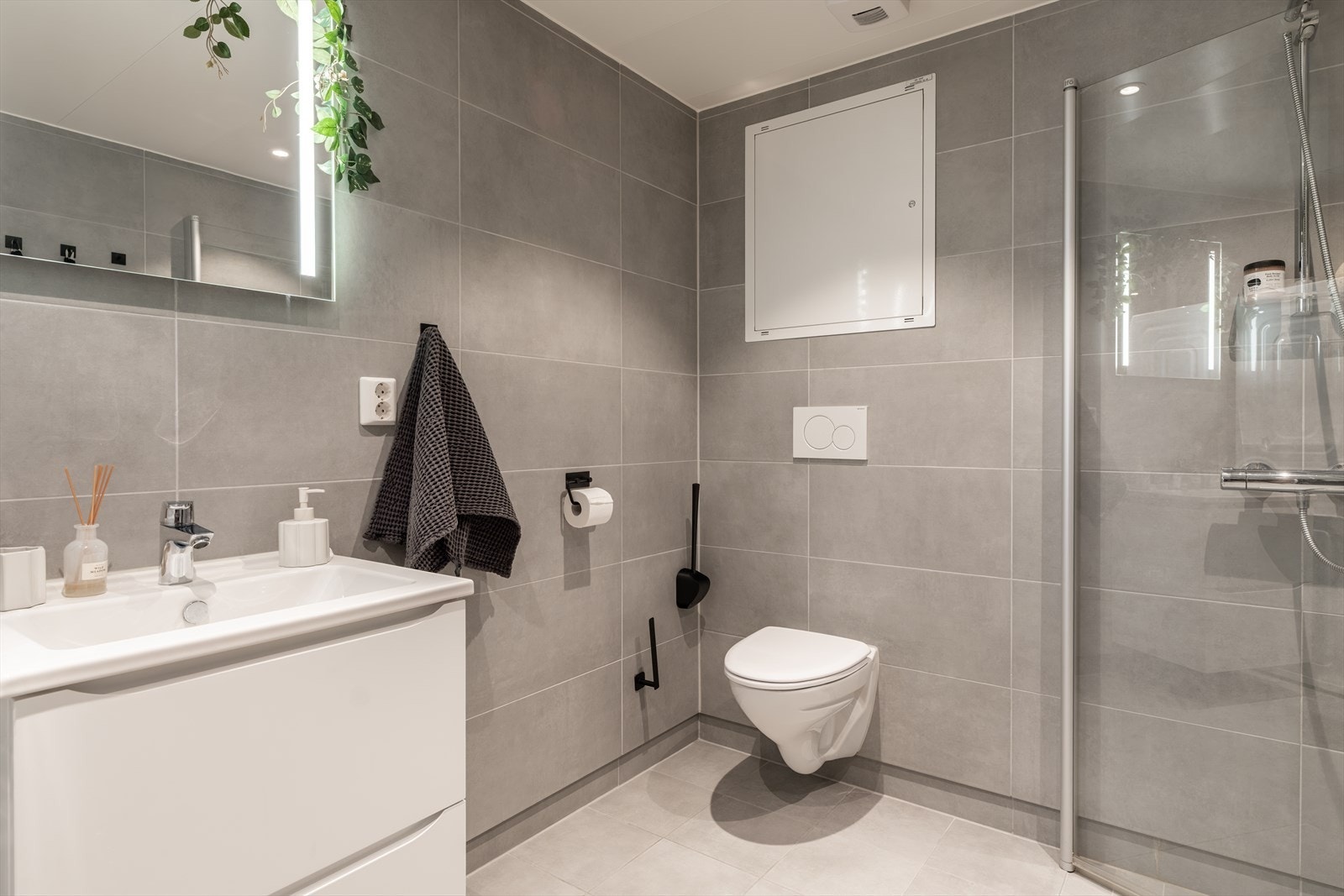 Baderom med flislagte overflater og varme i gulvet. Galleribilde