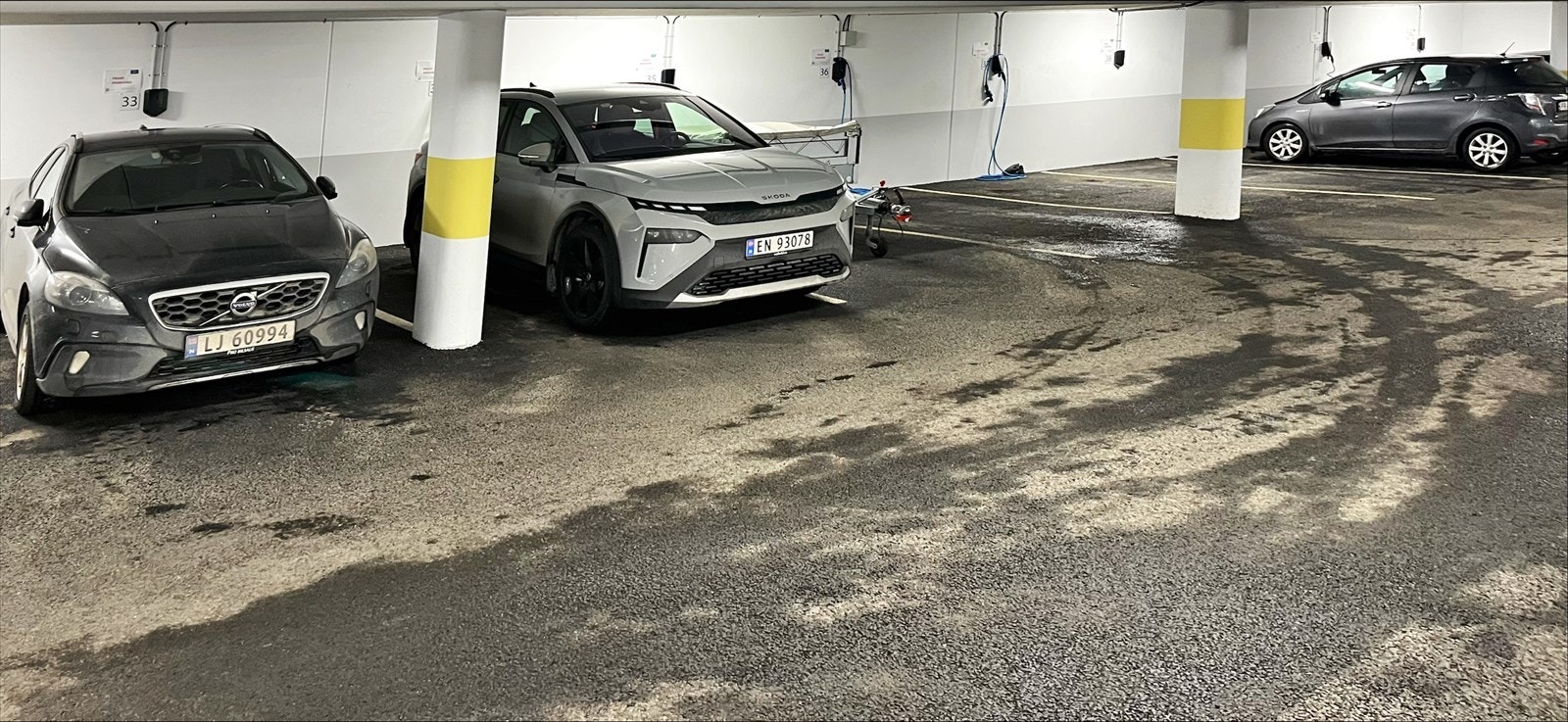 Mulighet for leie av parkeringsplass i det underliggende garasjeanlegget. Plass nr. 34 med lader for elbil. Pris: 1700,- pr. mnd. Galleribilde