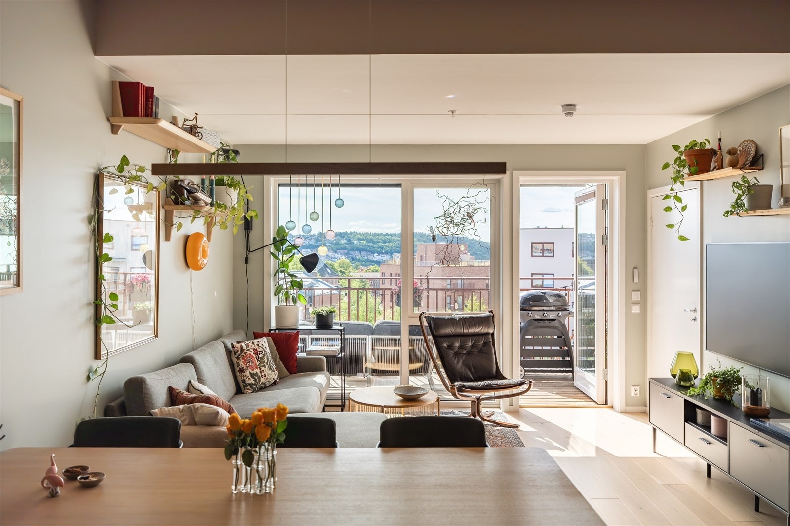 Et åpent og sosialt allrom med flotte lysforhold. Galleribilde