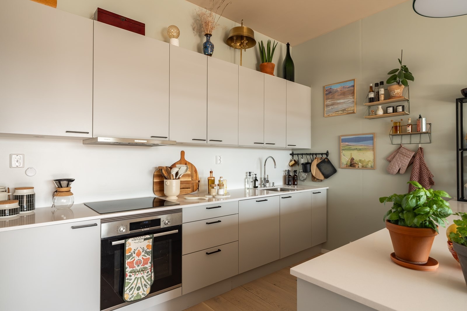 Her får dere et arbeidsvennlig og solid kjøkken fra Sigdal med glatte fronter og benkeplater av stein. Galleribilde