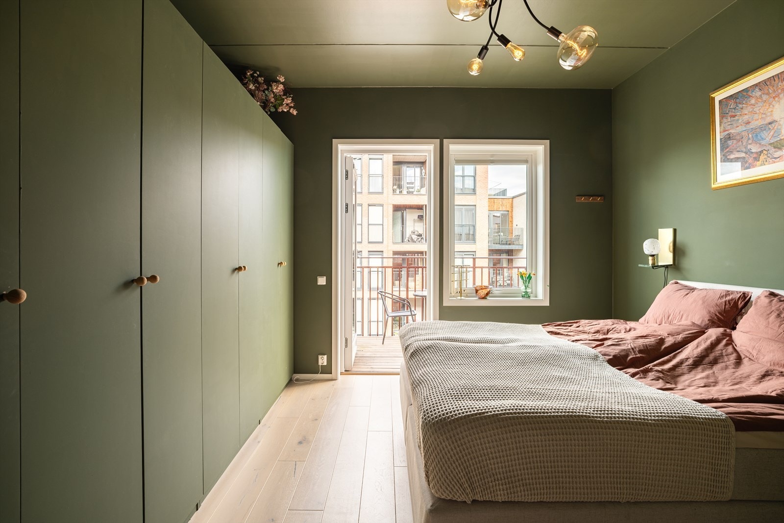 Meget god lagringsplass i store garderobeskap. Galleribilde