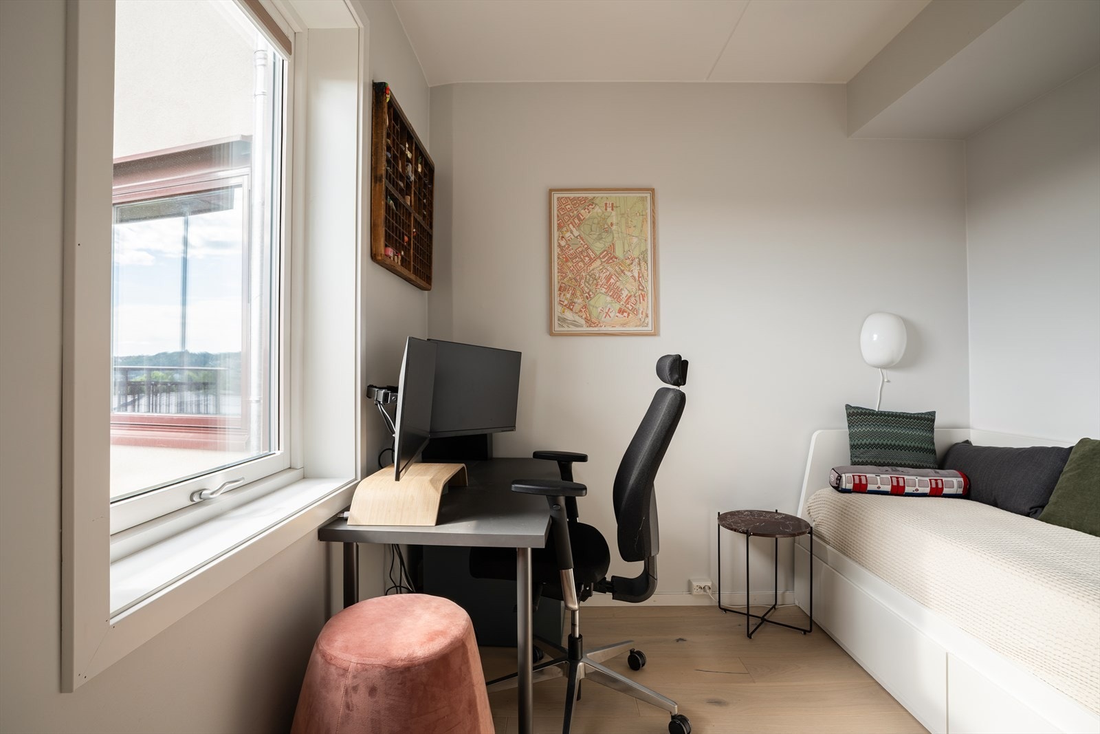 Soverom 3 egner seg ypperlig som både kontor, gjesterom eller barnerom - alt etter behov! Galleribilde