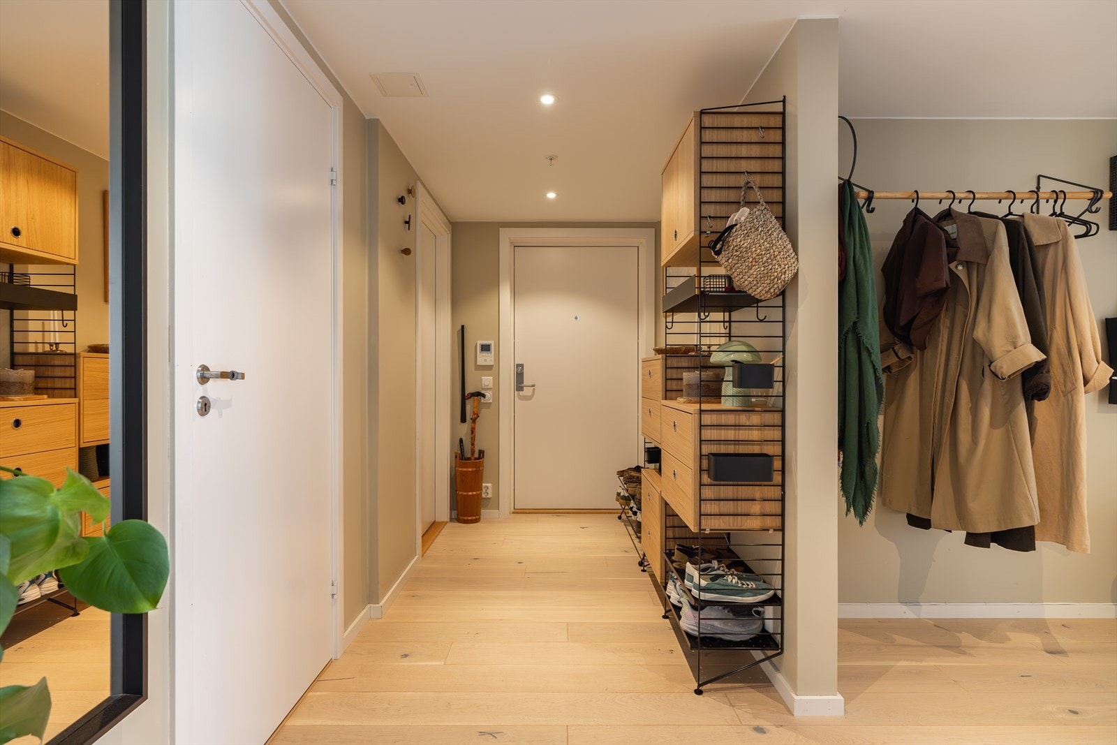 Velkommen hjem! Det er god plass til å henge fra seg yttertøy og sette fra seg sko. Galleribilde